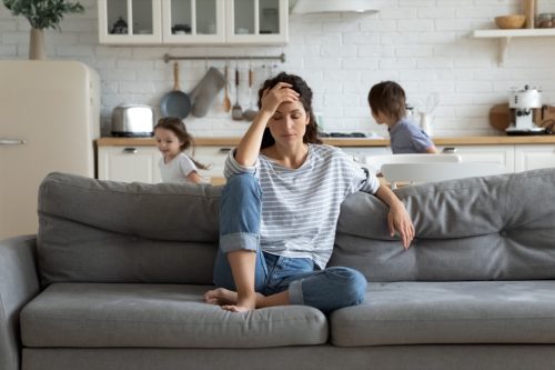 Eine Frau mit Kindern, die zu Hause unter Angst und Stress leidet