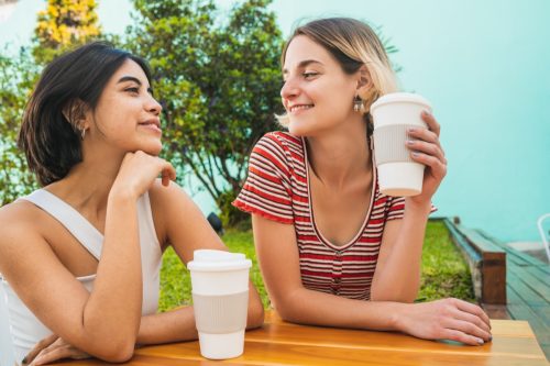 Două femei la o întâlnire cu o cafea