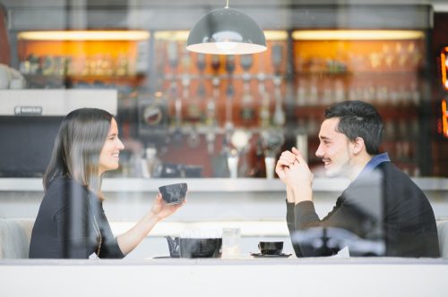 Νεαρός άνδρας και γυναίκα στο ραντεβού καφέ
