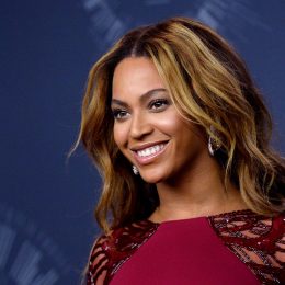 Beyonce poses backstage at the 2014 MTV Video Music Awards at the Forum