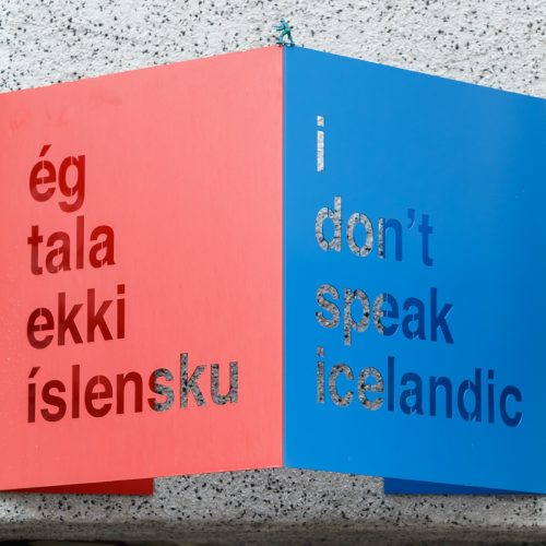 Sign that says "I don't speak Icelandic" in English and Icelandic