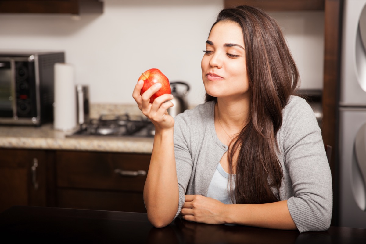 femeie care mănâncă un măr