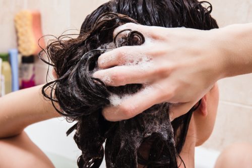 close-up de mulher branca lavando o cabelo