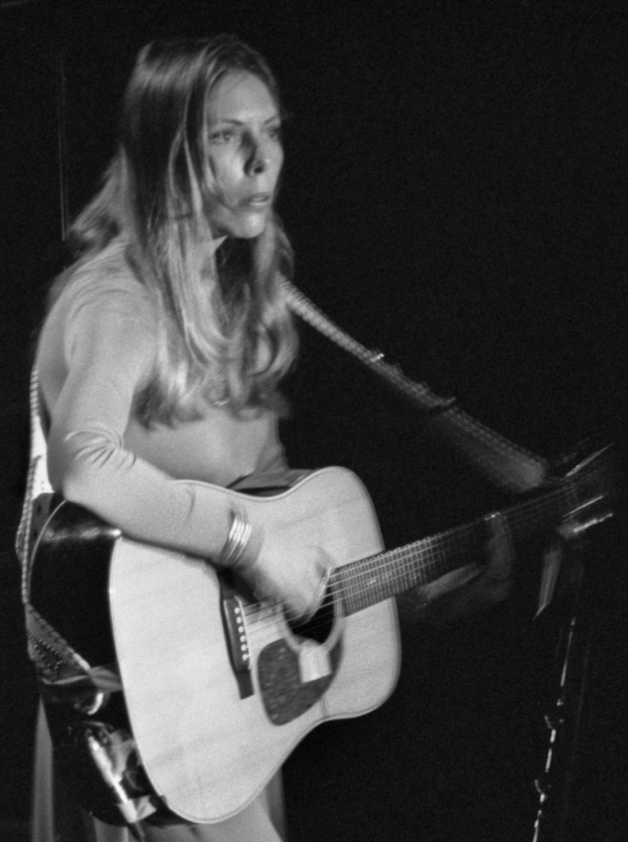 joni mitchell performing on stage