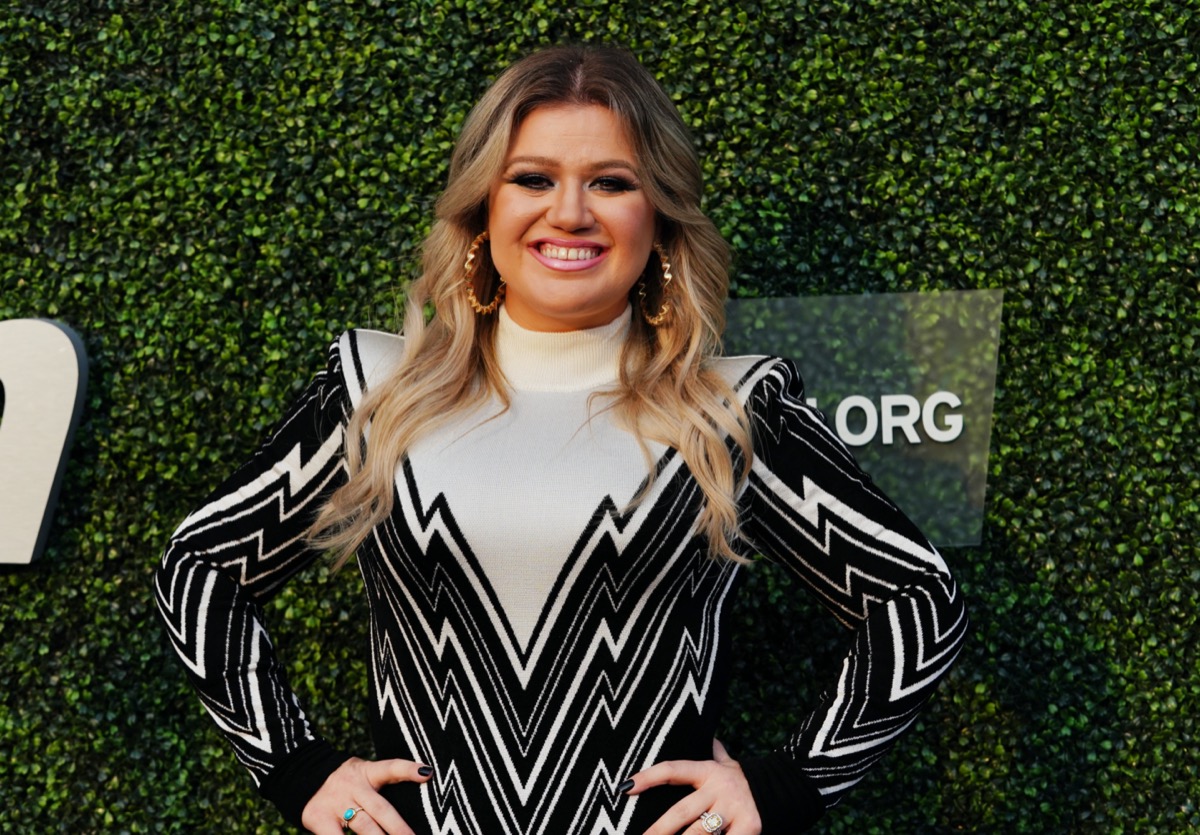 kelly clarkson on red carpet 