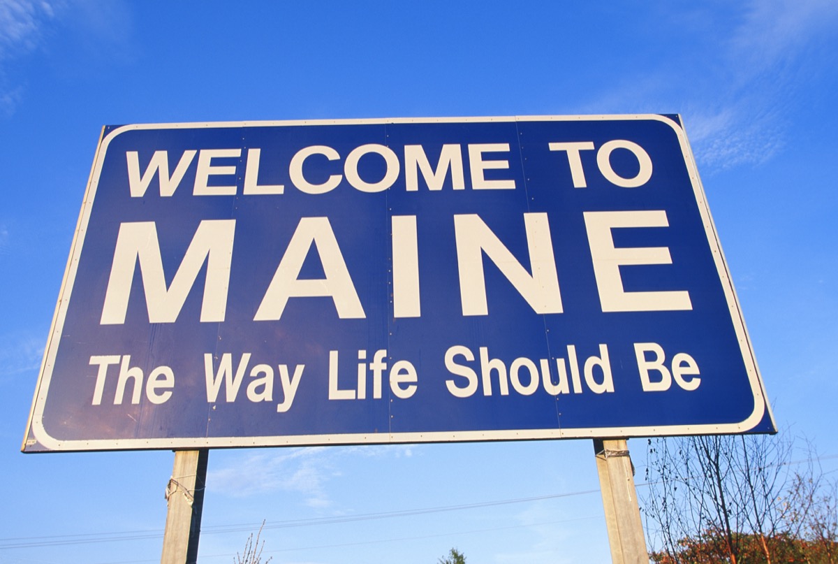 a blue "Welcome to Maine The Way Life Should Be" sign