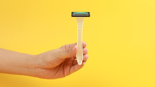 Person holding a razor
