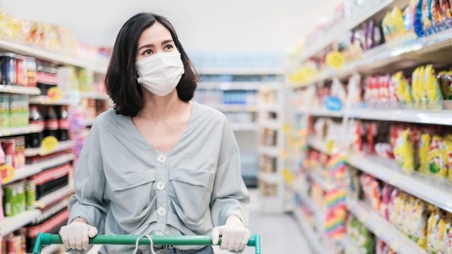 woman shopping while wearing a mask