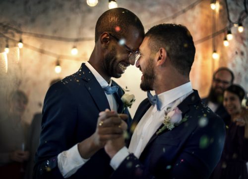 Schwules Paar tanzt zum ersten Mal auf seiner Hochzeit