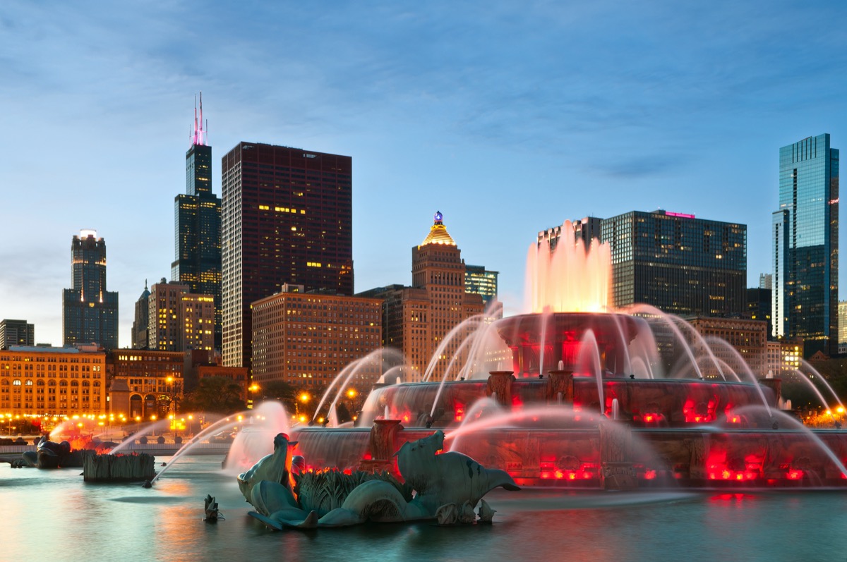 Buckingham fountain lighting up in Grant Park in Chicago, Illinois at night