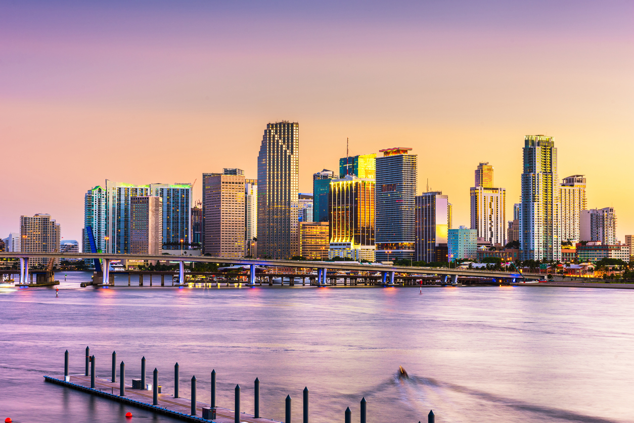 Skyline von Miami, Florida vom Wasser bei Sonnenuntergang