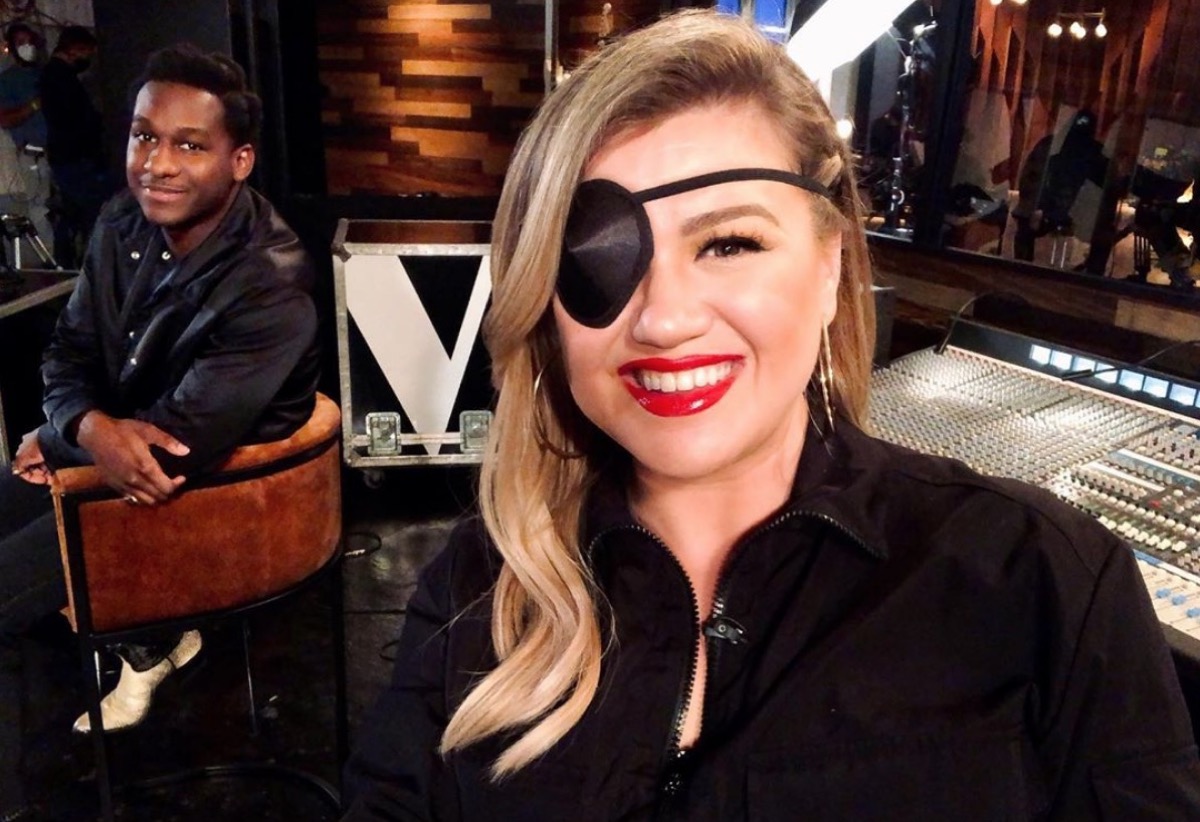kelly clarkson wearing eye patch