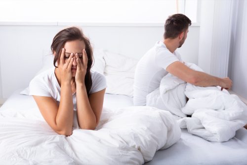 Hai vợ chồng đánh nhau trên giường vì tư thế ngủ không tốt