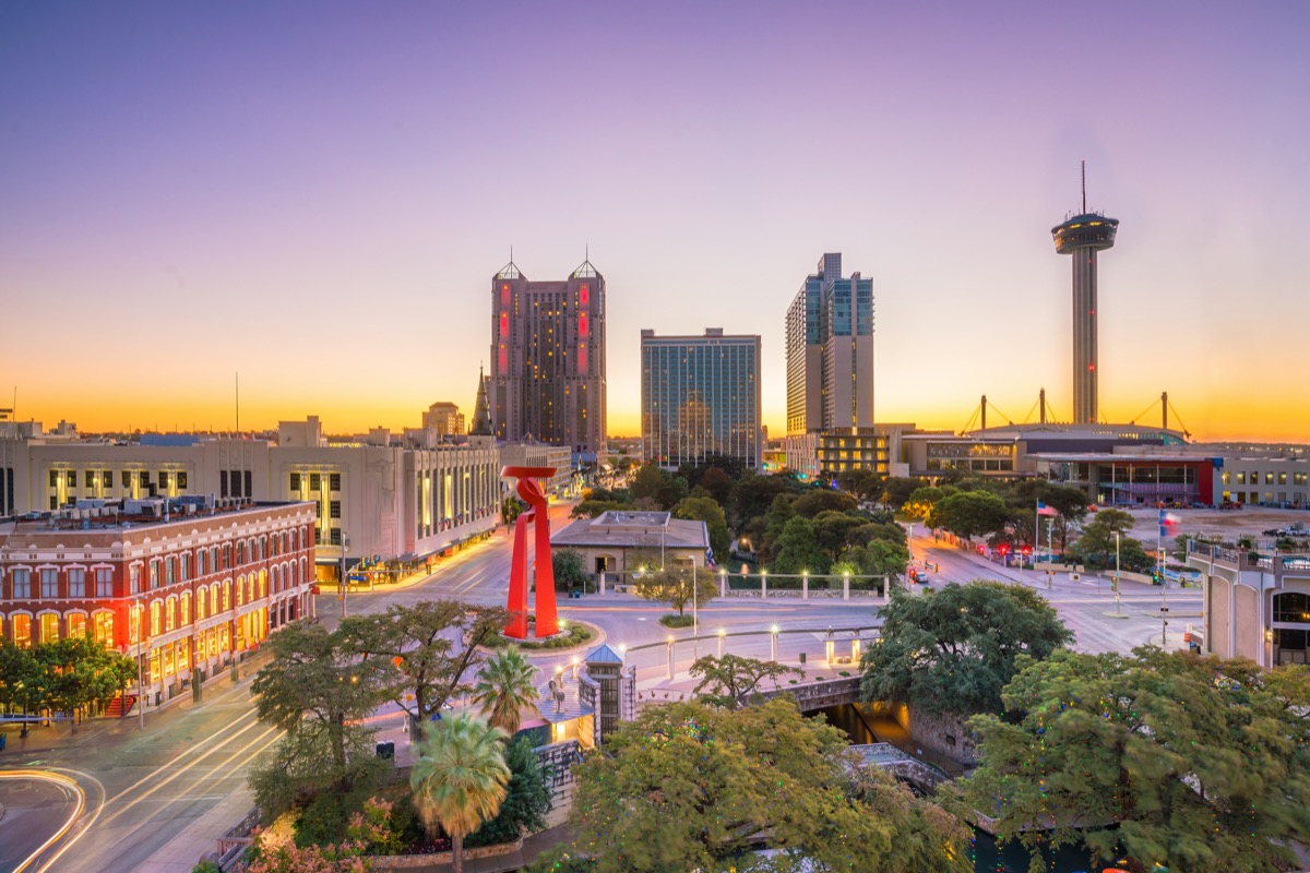 cityscape photo of San Antonio, Texas at dusk