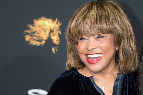 Ca sĩ Tina Turner cười trong buổi chụp hình.  Vào tháng 3 năm 2019 Tina - The Musical Das Tina Turner sẽ tổ chức buổi ra mắt tại Đức tại Operettenhaus trên Reeperbahn Hamburg