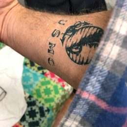 Christopher Meloni shows Stabler tattoo