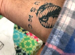 Christopher Meloni shows Stabler tattoo