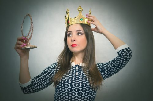 Егоистична жена, носеща корона