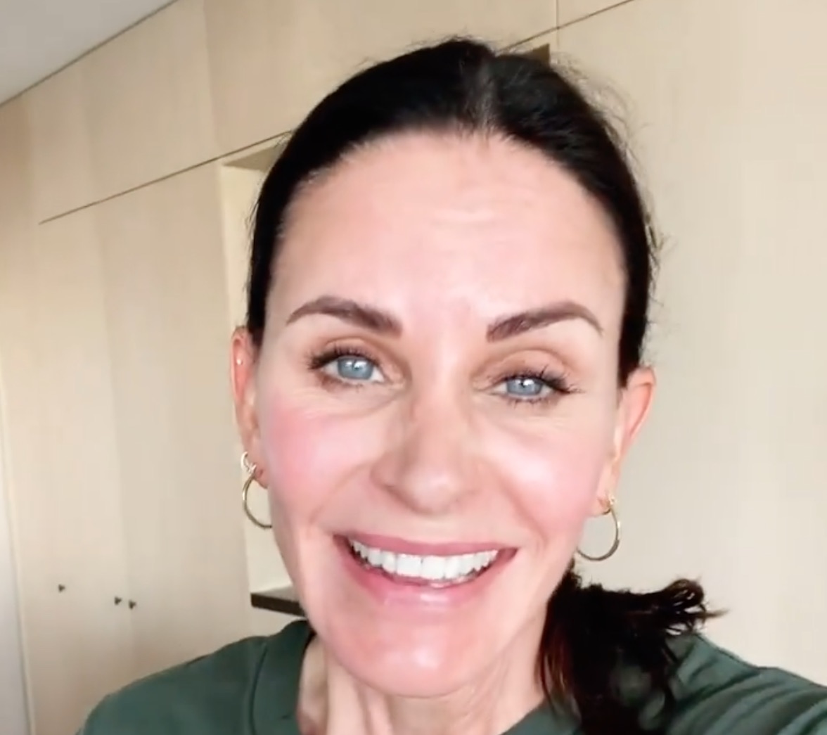 Courteney Cox Just Shared How She Recreated the "Friends" Turkey Scene(01)