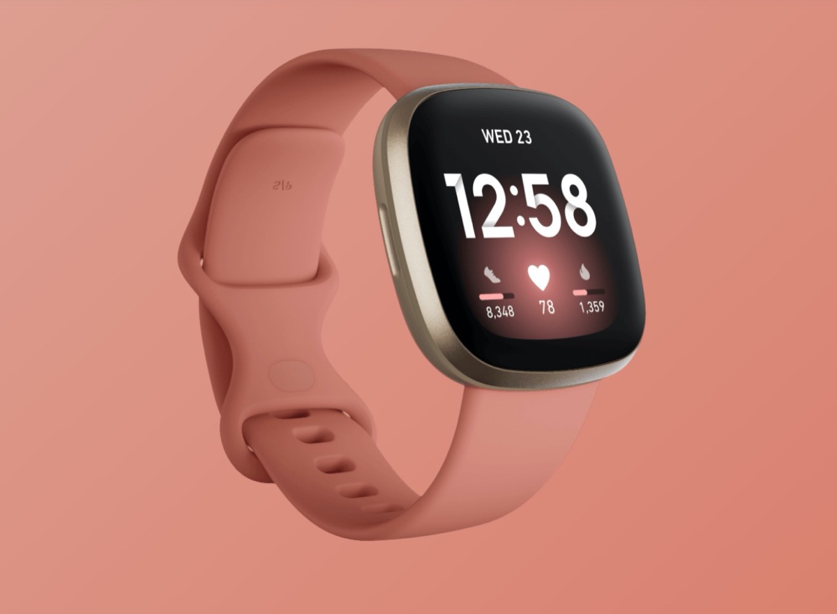 fitbit versa with pink band