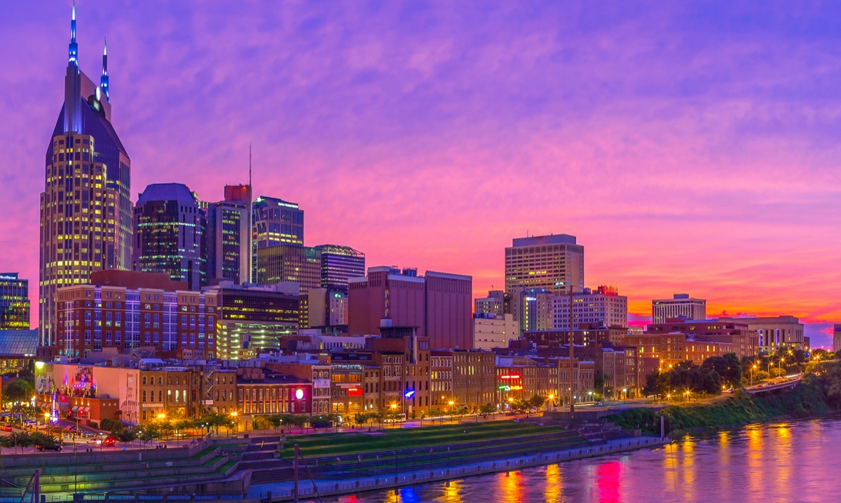cityscape photo of Nashville, Tennessee at dusk