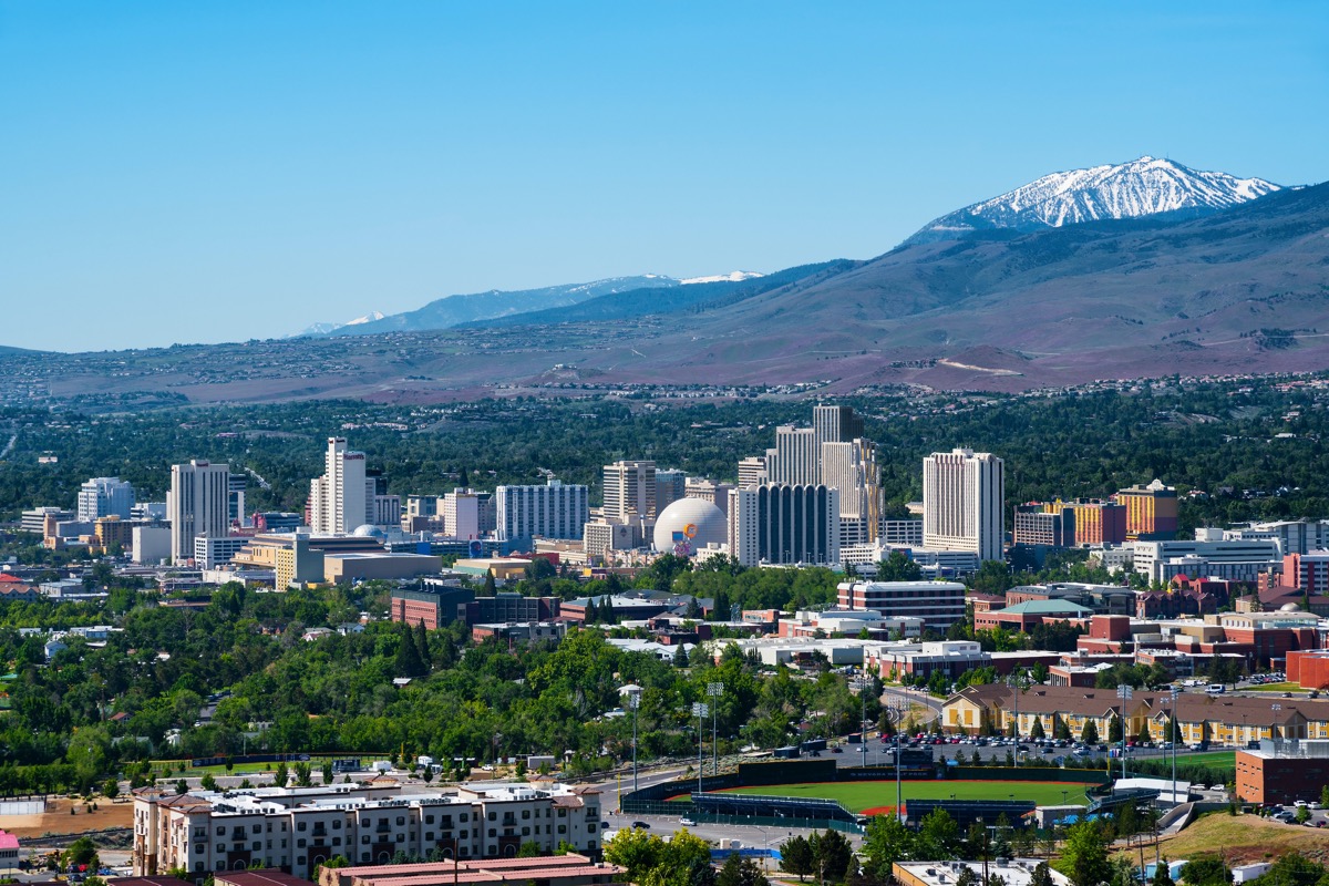 cityscape photo of mountains and skyline in Reno, Nevado