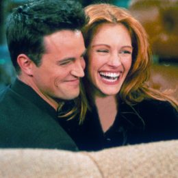 Matthew Perry and Julia Roberts on the Friends set