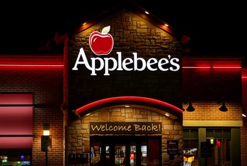 ด้านนอกของร้านอาหาร Applebee ในเมืองซอกัส รัฐแมสซาชูเซตส์