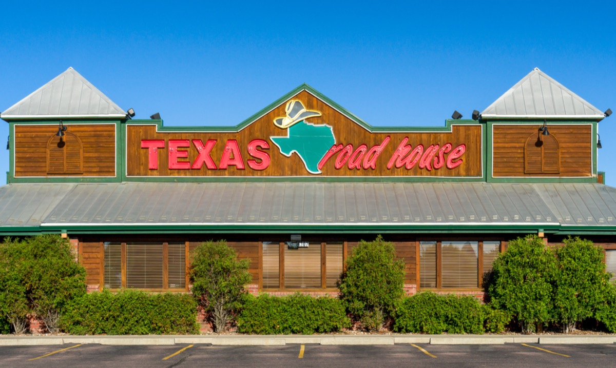 the exterior and logo of a Texas Roadhouse restaurant in Sioux Falls, South Dakota