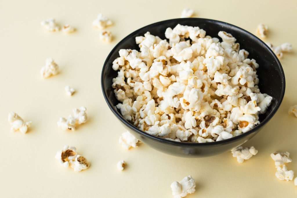 A plate of popcorn to watch at home movies