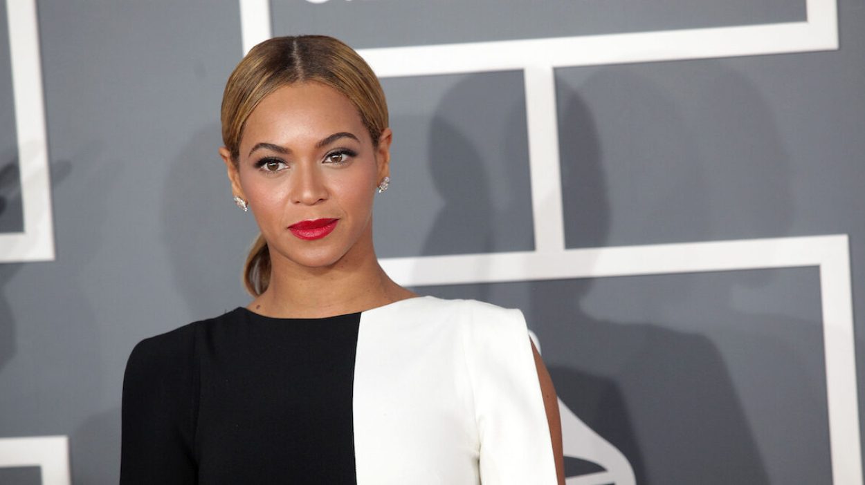A Restaurant Hostess Is Rating Celebrities Based On How Rude They Are