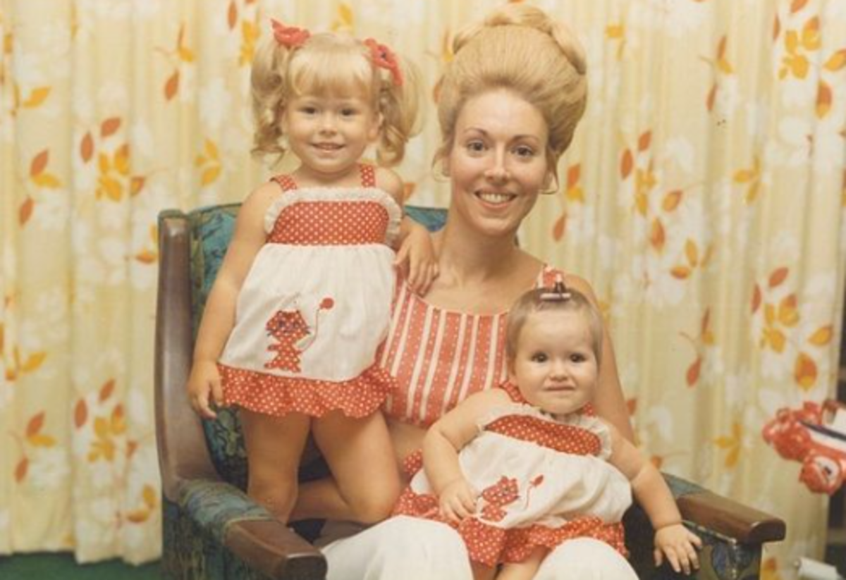 Kelly Ripa wearing matching outfits with her mom and sister in the 1970s