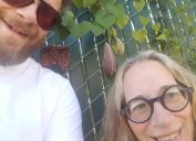 Seth Rogen and his mom Sandy Rogen pose for a selfie against a fence