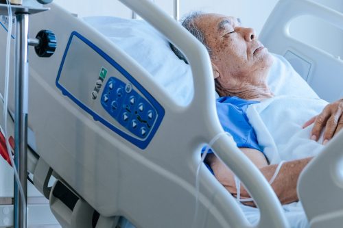 Pacienți vârstnici în pat de spital