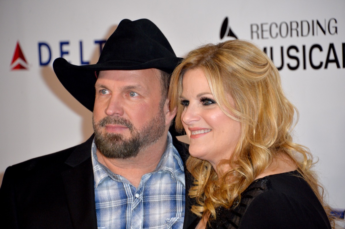 garth and Trisha posing on the red carpet together