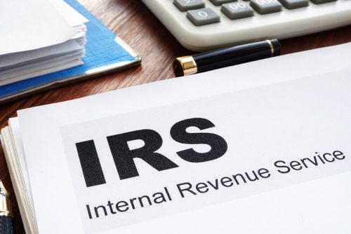 Документи и папка на Службата за вътрешни приходи на IRS.