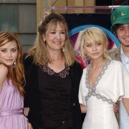 Mary-Kate, Ashley, Elizabeth, Trent, and Jarnette Olsen at Hollywood Walk of Fame in 2004