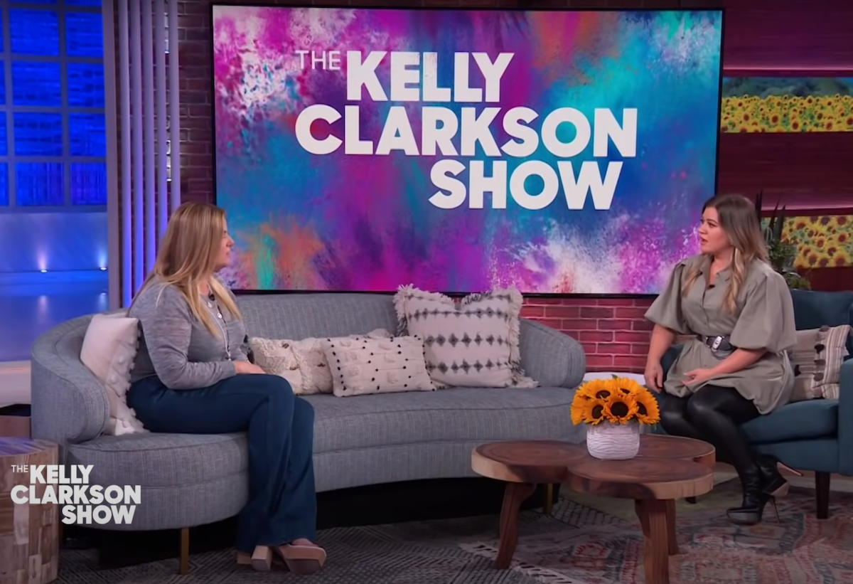 Kelly Clarkson interviewing Trisha Yearwood on her talk show