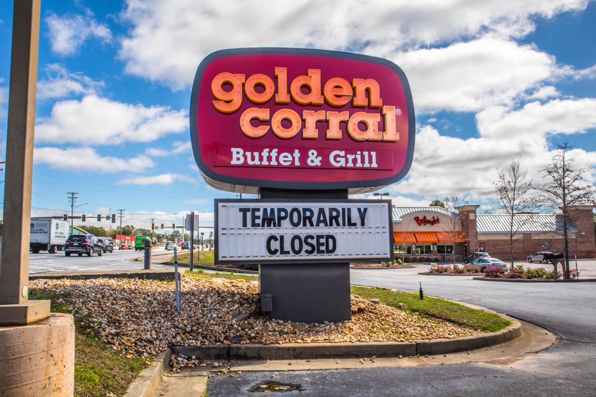 golden corral with temporary closure sign
