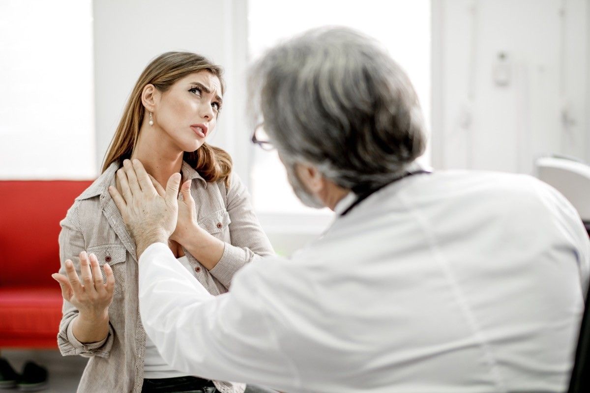 Une jeune femme a mal à la gorge ou souffre d'hypothyroïdie.