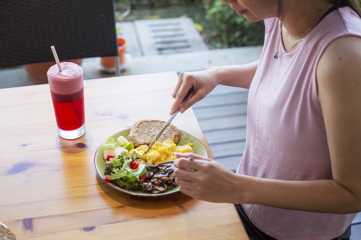 If You Notice This When You Eat  It Could Be an Early Sign of Dementia - 78