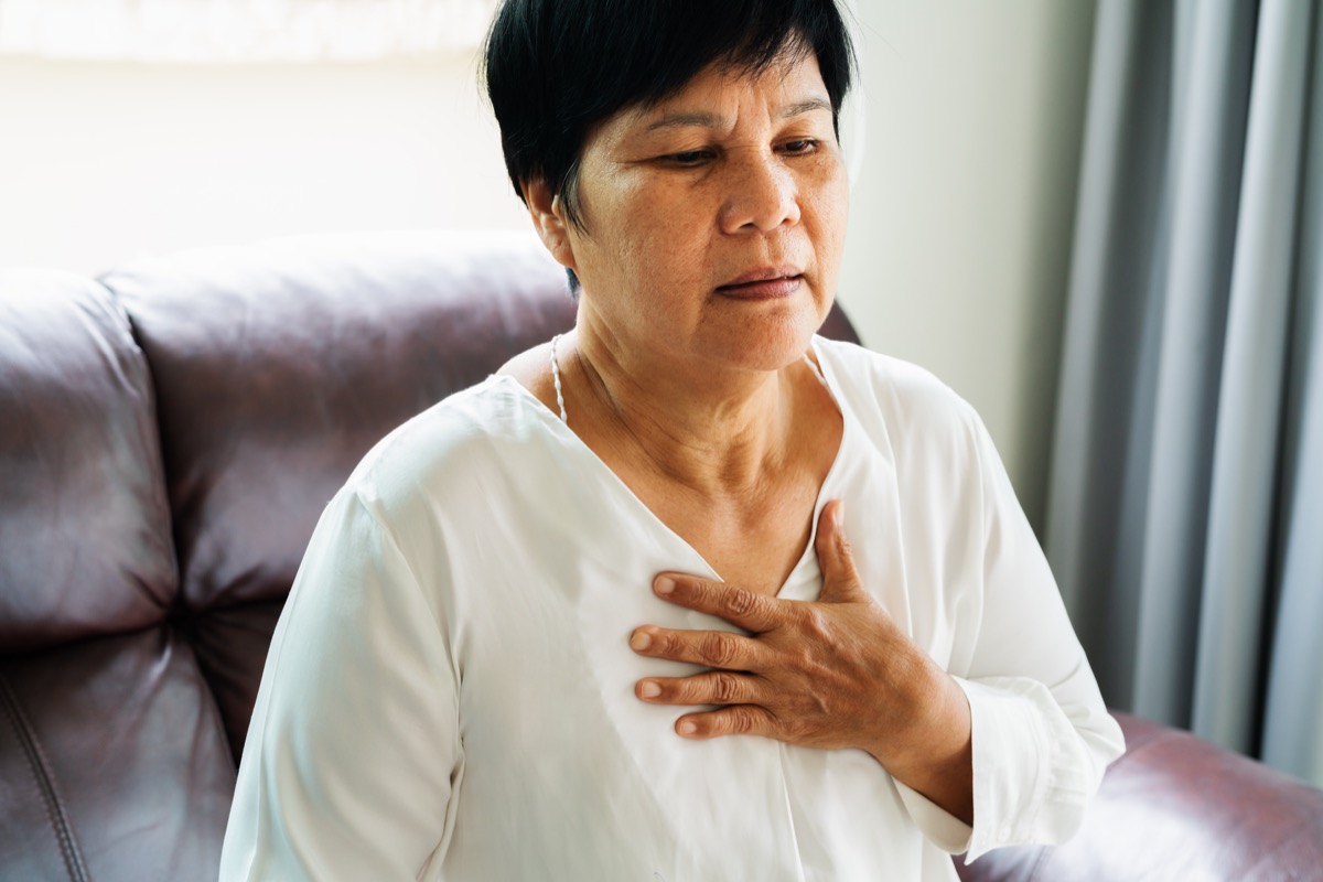 Een oude vrouw heeft een hartaanval en grijpt naar haar borst