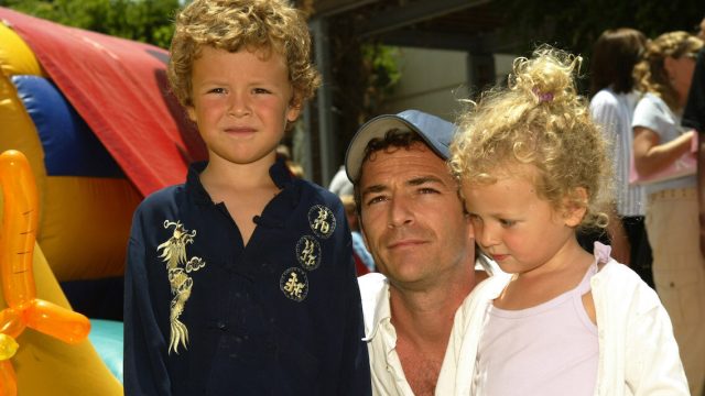 Luke Perry with his children Jack and Sophie at the premiere of "Garfield: The Movie" in 2004