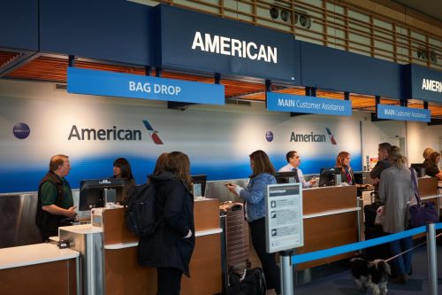 Mesa de atendimento da American Airlines