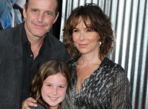 Clark Gregg, Jennifer Grey, and daughter Stella at the premiere of "Real Steel" in 2011