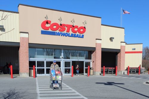Glen Mills, PA/USA - 6 มีนาคม 2020: Costco Wholesale ใน Glen Mills, PA
