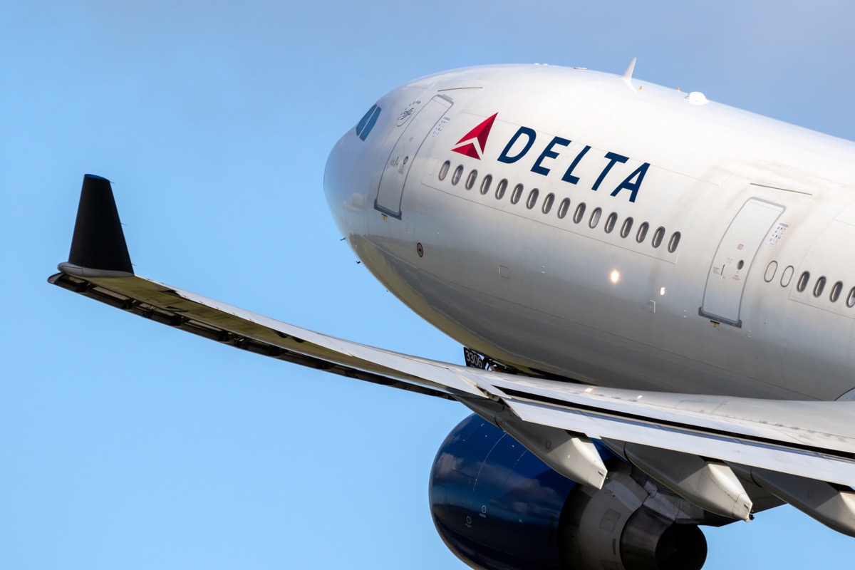 AMSTERDAM, Olanda - 9 ianuarie 2019: Avionul de pasageri Airbus A330 Delta Air Lines a decolat de pe Aeroportul Internațional Amsterdam-Schiphol.