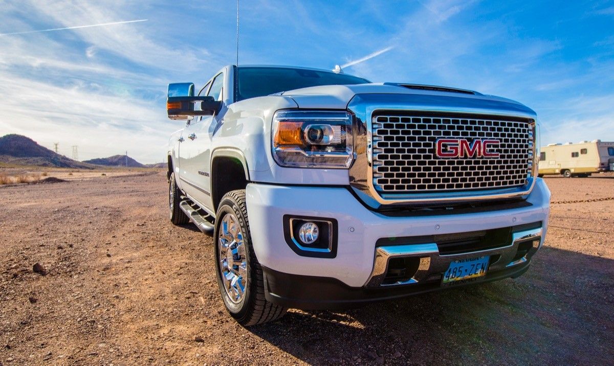 A white GMC Sierra Truk