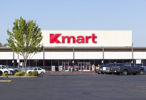 ทางเข้าร้าน Kmart เมื่อวันที่ 13 กันยายน 2556 ในเมืองแซคราเมนโต รัฐแคลิฟอร์เนีย  Kmart เป็นเครือข่ายร้านค้าลดราคาที่ใหญ่เป็นอันดับสามของโลก