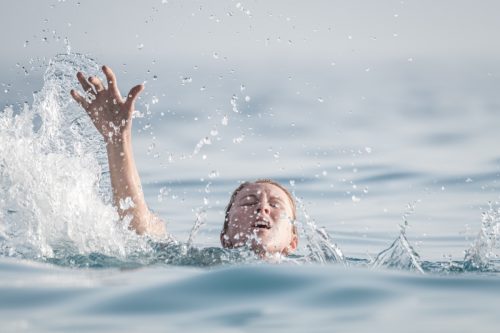 Woman drowns in the sea